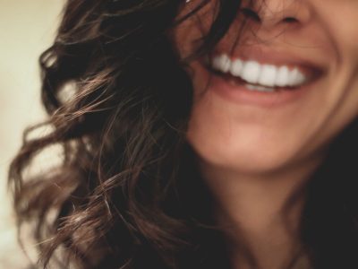 ホワイトニング | 笑顔 白い歯